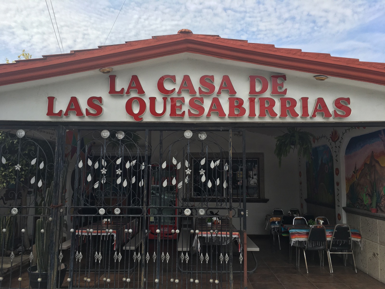 Fachada de La Casa de las Quesabirrias